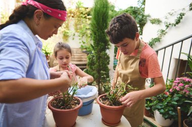 Bir aile bahçelerinde kaliteli zaman geçirmeyi, bitki bakımı yapmayı ve güneşli bir günde ortak aktiviteler üzerine bağ kurmayı sever..