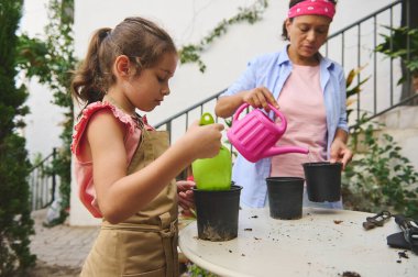 Güneşli bir günde bir anne ve kızın tohum ektiği ve bitkileri suladığı görülüyor. Çocuk odaklanırken, anne de ona yardım eder. Doğa yoluyla bir bağ kurar ve öğrenir..