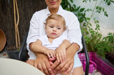 Bir anne çocuğunu huzurlu bir bahçede sıcak bir şekilde kucaklar, sevgiyi ve bağlantıyı yansıtır. Ayarların basitliği onların hassas bağlarını güçlendirir. Bir anlık rahatlık ve şefkat yakalarlar..