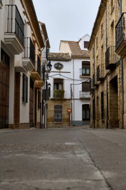 Klasik Avrupa mimarisi klasik taş ve sıva ile sessiz sokak gösterimi.