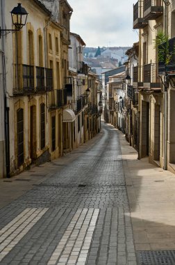 Avrupa 'nın eski bir şehrinde, pitoresk, tarihi binalar ve büyüleyici mimarinin yer aldığı tuhaf, dar bir sokağı keşfedin..