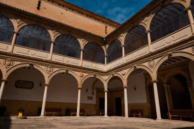 Zarif kemerlerin ve sıcak taş mimarinin yer aldığı, doğal gün ışığında yıkanmış güzel bir tarihi avlu. Açık alan bir sükunet ve tarihi bir ihtişam hissi veriyor..