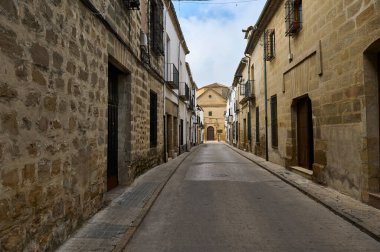 Tarihi taş binalarla çevrili sakin, dar bir cadde Avrupa mimarisine bir bakış sunuyor..