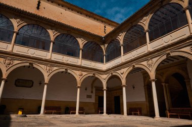 Zarif kemerlerin ve sıcak taş mimarinin yer aldığı, doğal gün ışığında yıkanmış güzel bir tarihi avlu. Açık alan bir sükunet ve tarihi bir ihtişam hissi veriyor..