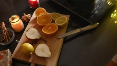 Dilimlenmiş ve tüm meyveler mumların yanında samimi ve davetkar bir atmosfer yaratır..