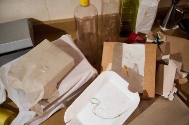 Çeşitli gıda ambalajları, konteynırlar ve şişeler modern atıkların ön plana çıkarılması için kullanılıyor..