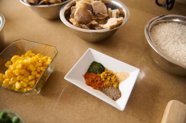 Renkli baharatlar, sebzeler ve pirinç de dahil olmak üzere vejetaryen paella pişirmek için çeşitli taze ve kuru malzemeler. Mutfaktaki yaratıcılığın mükemmel bir temsili..