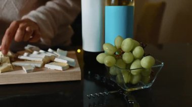 Peynir tahtasını peynirli, mavi peynirli, zeytinli, üzümlü ve şaraplı hazırlıyorum. Romantik bir akşam yemeği ya da arkadaş toplantısı için mükemmel. Bu İtalyan ziyafetinin lezzetlerinin tadını çıkarın..