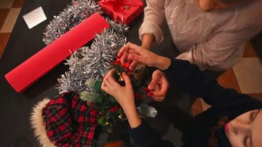 Noel için bir aile bir araya geliyor, çelenkler ve şenlikli eşyalar düzenleniyor..