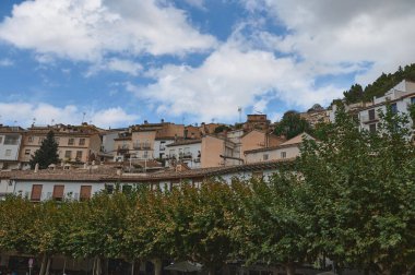 Büyüleyici bir tepe köyü. Geleneksel evler var. Dallı, mavi bir gökyüzü altında..