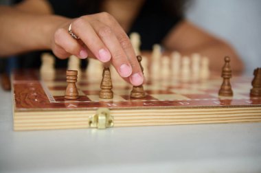 Bir satranç oyuncusunun satranç taşını taşırken çekilmiş yakın plan fotoğrafı..
