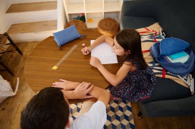 İki çocuk, yazma ve tartışma da dahil olmak üzere evde akademik faaliyetlerde bulundu.