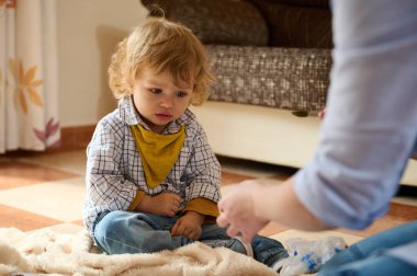Genç oğluyla meşgul olan bir anne evde birlikte vakit geçirip sıcak ve duygusal bir aile bağı kuruyor..