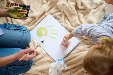 Çocuk ve ebeveynin resim yaparak yaratıcılıklarını ifade ettikleri, çocukluk ve aile zamanlarında paylaşılan sevgi ve kaliteli zamanları sembolize ettikleri sanatsal aktivite..