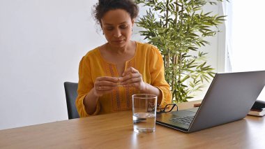 Modern bir ev ofisinden uzak çalışmayı seven bir kadın profesyonel ve özel hayatını zarifçe dengeliyor..