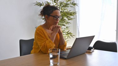 Odaklanmış bir girişimci, profesyonel hırslar ve rahat ev hayatı arasındaki dengenin tadını çıkararak uzaktan çalışır..