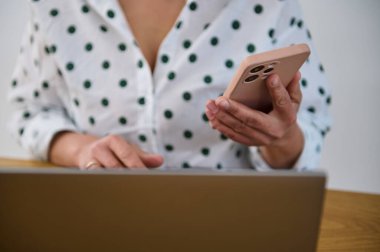 Akıllı telefon ve dizüstü bilgisayar kullanarak, başarılı bir uzaktan çalışmayı somutlaştırarak, profesyonel bireysel görevler.