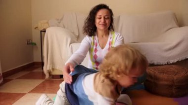 Annelik iznindeki bir anne uzak iş ve aile zamanını dengeler, bebeğiyle evde oynar..
