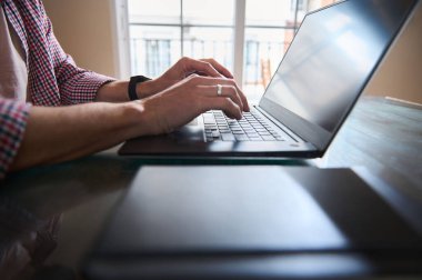 Bilgisayarda odaklanmış bireysel tipler üretkenliği, teknoloji kullanımını ve uzaktan çalışmayı sembolize eder..