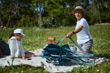 Bir aile güneşli bir günde yeşil bir çayırda sakin bir pikniğe katılır, güzel anılar yaratır ve birlikte olmanın sevincini kutlar..