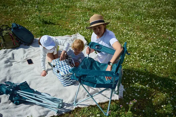 Açık hava aktiviteleriyle meşgul bir aileyi yakalamak, sıcaklığı, rahatlığı ve birlikte geçirilen kaliteli zamanı sembolize etmek..