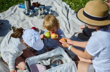 Aile güneşli bir günde dışarıda kaliteli zaman geçirmeyi, birlikte yemek yemeyi ve anı paylaşmayı seviyor. Aile bağlarını kutlamak ve keyifli havalarda dışarıda yemek yemek..
