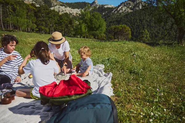 Neşeli bir anne ve çocukları piknik sırasında güzel vakit geçirir. Manzaralı bir dağ zemininde tacoların tadını çıkarırlar. Aile bağlarını ve aktif bir yaşam tarzını ön plana çıkarırlar..