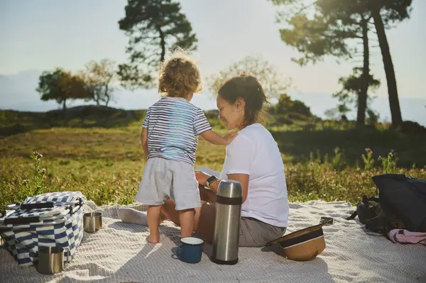 Doğanın güzellikleriyle çevrili bir piknik sırasında birbirine bağlanan bir anne ve çocuğun samimi anı. Aile bağlarını, boş zamanlarını ve sıcak, neşeli bir atmosferi yakalar..