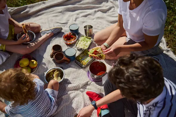 Bir aile neşe ve beraberlik yaşar, açık havada piknik yapar. Güneşli bir günde, ev yapımı tacoların keyfini çıkarırken dinleniyorlar. Huzurlu bir ortamda, bağlantıları ve sağlıklı yaşam tarzlarını teşvik ediyorlar..