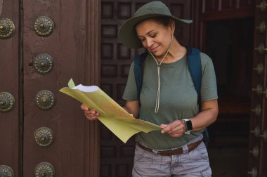 Bir gezgin, tarihi bir şehri keşfederken haritayı inceler, eşsiz mimarisi arasında keşfini ve macerasını sergiler..
