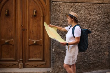 Bir kadın tarihi bir yolculuğun zengin mirasını ve kültürünü keşfetmek için haritaya danışarak büyüleyici antik yollar boyunca yürür..