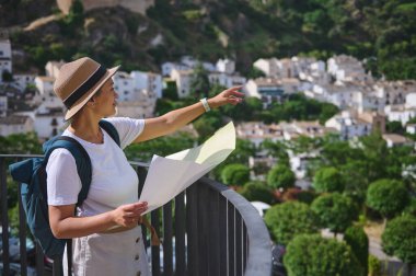 Elinde haritayla gezen turist bir kadın. Etrafı yemyeşil ve tarihi binalarla çevrili güzel bir tepe kasabasını keşfediyor. Yolculuğunda kültürel ve manzaralı yerler keşfediyor..