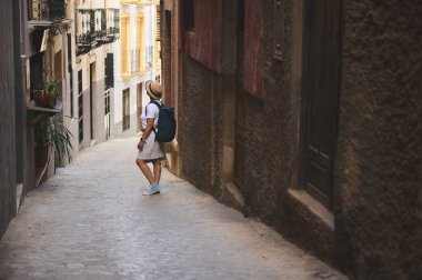 Ortaçağ mimarisi, kültürü ve keşfi kucaklayan büyüleyici, dar Avrupa sokaklarında dolaşan bir gezgin. Kültür, turizm ve sokak fotoğrafçılığı konuları için ideal.