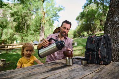 Bir baba ve çocuk doğa ile çevrili bir açık hava parkında kaliteli zaman geçirirler. Huzurlu doğal ortamlarda ferahlatıcı bir içki içip huzurlu aile anlarını sergiliyorlar..