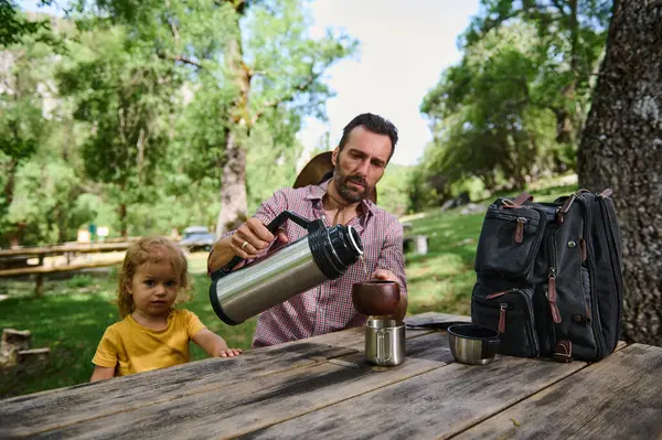 Bir baba ve çocuk doğa ile çevrili bir açık hava parkında kaliteli zaman geçirirler. Huzurlu doğal ortamlarda ferahlatıcı bir içki içip huzurlu aile anlarını sergiliyorlar..
