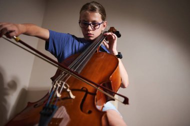 Genç bir çellocu, bir pratik sırasında kendini adamış ve tutkulu bir şekilde çello çalmaya dalmıştı. Görüntü, telli çalgıların ve odaklı müzisyenliğin zarafetini yakalar..
