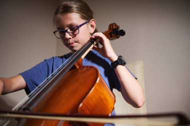 Genç bir müzisyen çello çalıyor, dikkatle onun çalışmasına odaklanıyor. Ilık ışık altında çekilen film, gençlikte müzik aletlerinin kendini adamışlığını ve güzelliğini ön plana çıkarıyor..