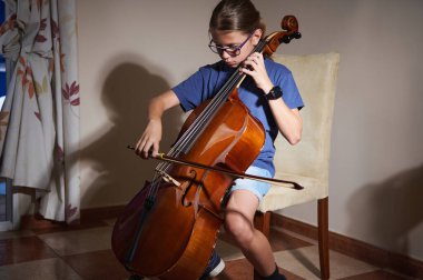 Genç bir müzisyen iyi ışıklandırılmış bir odada oturmuş titizlikle çello çalıyor. Sahne odaklanmayı, müziğe kendini adamayı ve müzikal sanatın çekiciliğini aktarıyor..