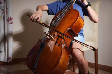 Bireysel olarak hassas ve duygusal bir şekilde çello çalmak, kapalı bir ortamda tel enstrüman ustalığını sergilemek. Hafif aksanlar çellonun parlak ahşap kaplamasını güçlendirir..