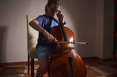 Genç bir müzisyen sessiz bir odada oturup çello çalışıyor. Konsantre ve samimi bir ortamda özveri, müzik takdiri ve beceri gelişimi sergiliyor..