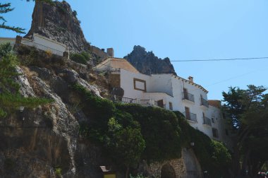 Büyüleyici tepe köyü, engebeli uçurumlara yuva yapmış güzel, bembeyaz binalar sergiliyor, yemyeşil ve berrak mavi gökyüzünün altında sakin, doğal bir ortam..