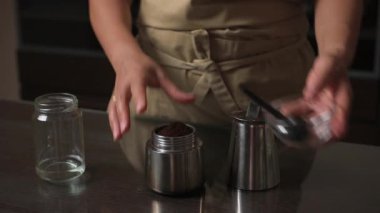 Geleneksel İtalyan Tiramisu tatlısı yapmak için gerekli olan Moka demliğinde zengin kahve demlemenin önemli adımlarını takip et. Bu işlem, klasik tatlı ikramı için otantik ve aromalı bir temel sağlar. Her mutfak için mükemmeldir..