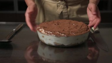 Lezzetli, otantik İtalyan Tiramisu 'su yapmayı öğren. Bu video size her adımda rehberlik ediyor, kahveye batırılmış kadın parmaklarından kremalı mascarpone 'a kadar, mükemmel bir ev yapımı tatlı yaratıyor..