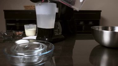 Geleneksel İtalyan Tiramisu 'sunun temel kahve demlenmesiyle başlayan ayrıntılı hazırlıklarını keşfedin. Bu video, kahve makinesini kurma, filtre ekleme ve su dökme sürecini vurguluyor. Mutfak için mükemmel.