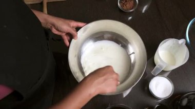 Lezzetli, geleneksel İtalyan Tiramisu 'sunun adım adım yaratılmasına tanık olun. Bu detaylı pişirme süreci, klasik tatlı için kremalı malzemelerin dikkatli bir şekilde karıştırılmasının altını çizmektedir. Ev aşçıları ve fırın meraklıları için mükemmel.