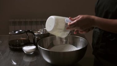 Otantik İtalyan Tiramisu 'sunu hazırlama sürecini adım adım keşfedin. Bu yemek pişirme videosu size kremalı malzemeleri ve klasik teknikleri birleştirerek bu lezzetli, geleneksel tatlıyı yaratma konusunda rehberlik ediyor. Ev için mükemmel.