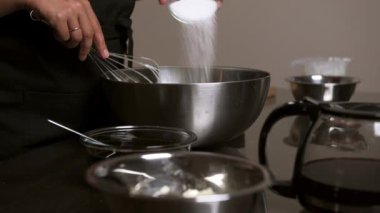 Yumurta beyazı ve şekerin tiramisu için kremalı temel oluşturuşuna dikkat edin. Bu geleneksel İtalyan yemek tarifi, otantik ve lezzetli bir tatlı için çok önemlidir. Mutfak içeriği, yemek pişirme dersleri veya yemek için mükemmel.