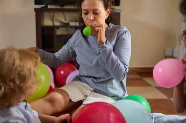 Renkli balonların, kahkahaların ve birlikteliğin yer aldığı bir aile kutlaması, kapalı alanlarda neşeli anların altını çizmek ve eğlenceli ve canlı bir toplantı sırasında güzel anılar yaratmak.