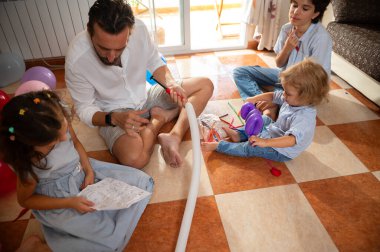 Bir aile, yaratıcı zanaatlarla ilgilenerek, gösteriş yaparak ve takım çalışması yaparak kaliteli zaman geçirir..