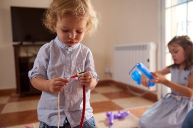 Eğitimsel ve yaratıcı bir ortamda eğlenen iki genç çocuk hayal gücünü, odaklanmayı ve beceri geliştirmeyi teşvik ediyor..